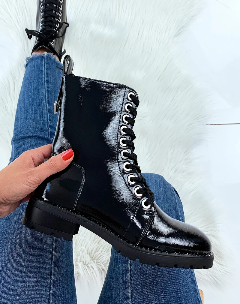 Bottines hautes vernies noires à détail argenté