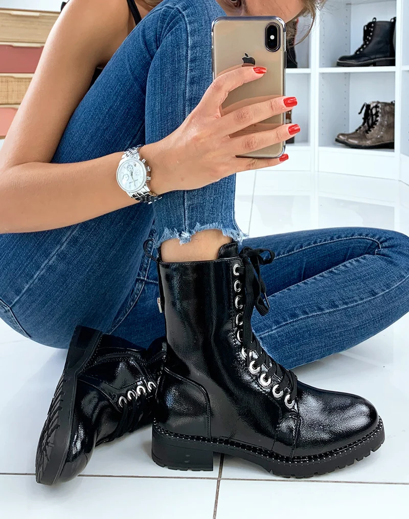 Bottines hautes vernies noires à détail argenté