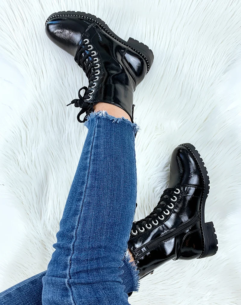 Bottines hautes vernies noires à détail argenté