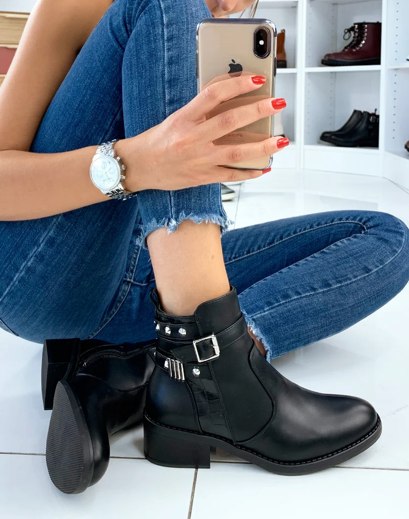 Bottines basses noires à détails argentés