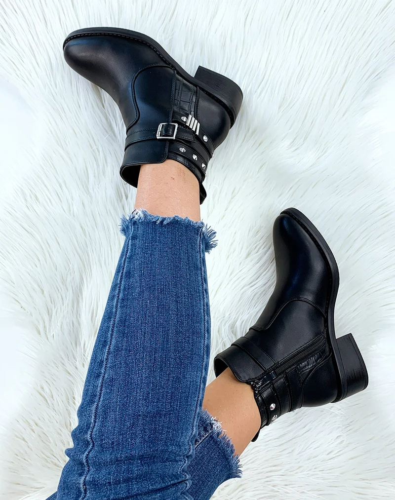Bottines basses noires à détails argentés