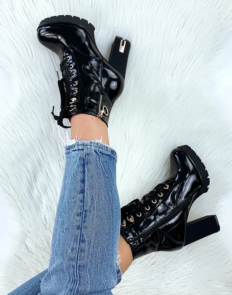 Bottines vernies noires à œillets dorées