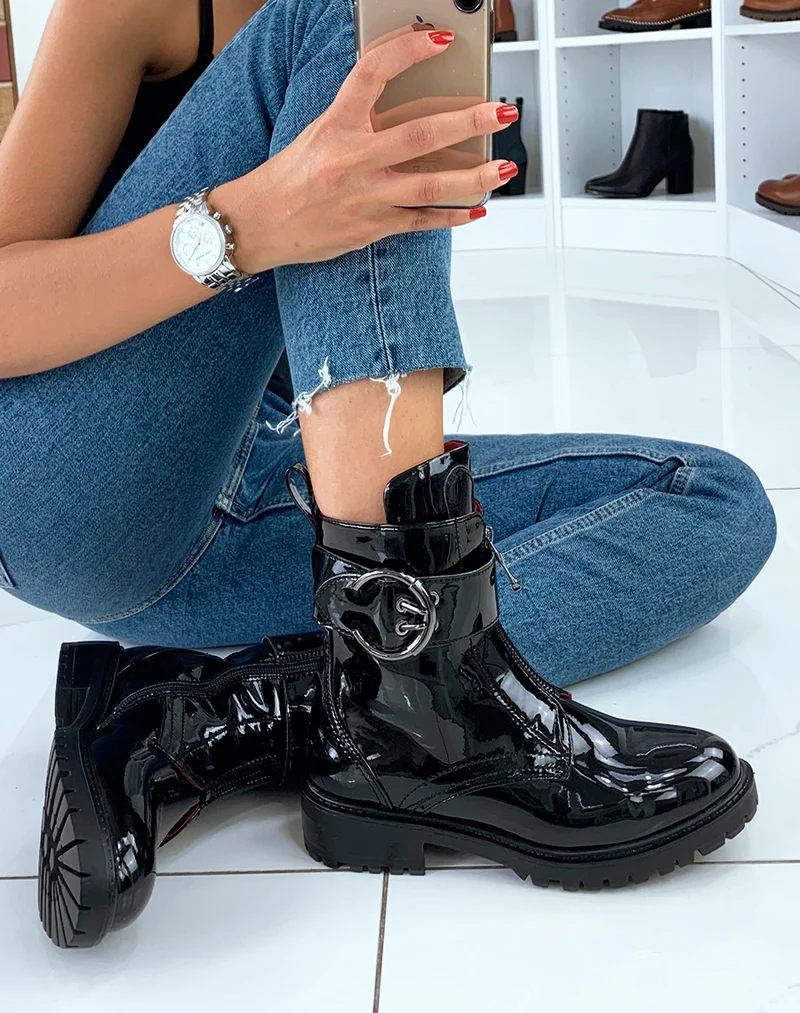 Bottines vernies noires montante croco à détail boucle