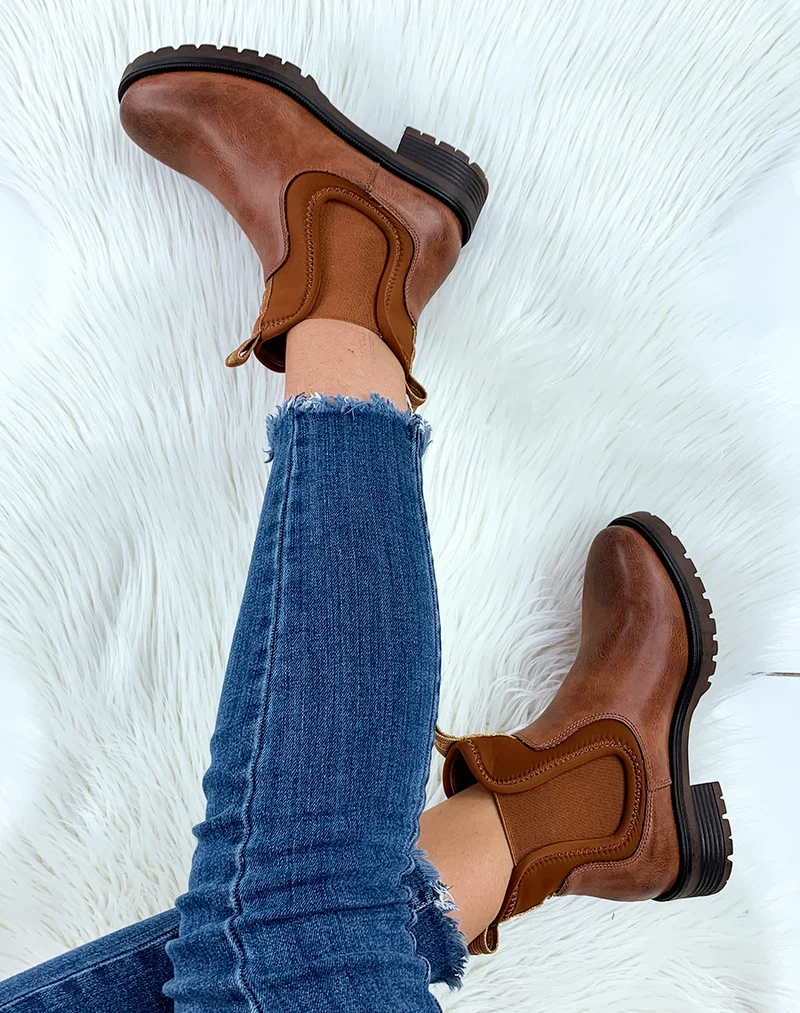 Bottines camel effet croco et languettes dorées