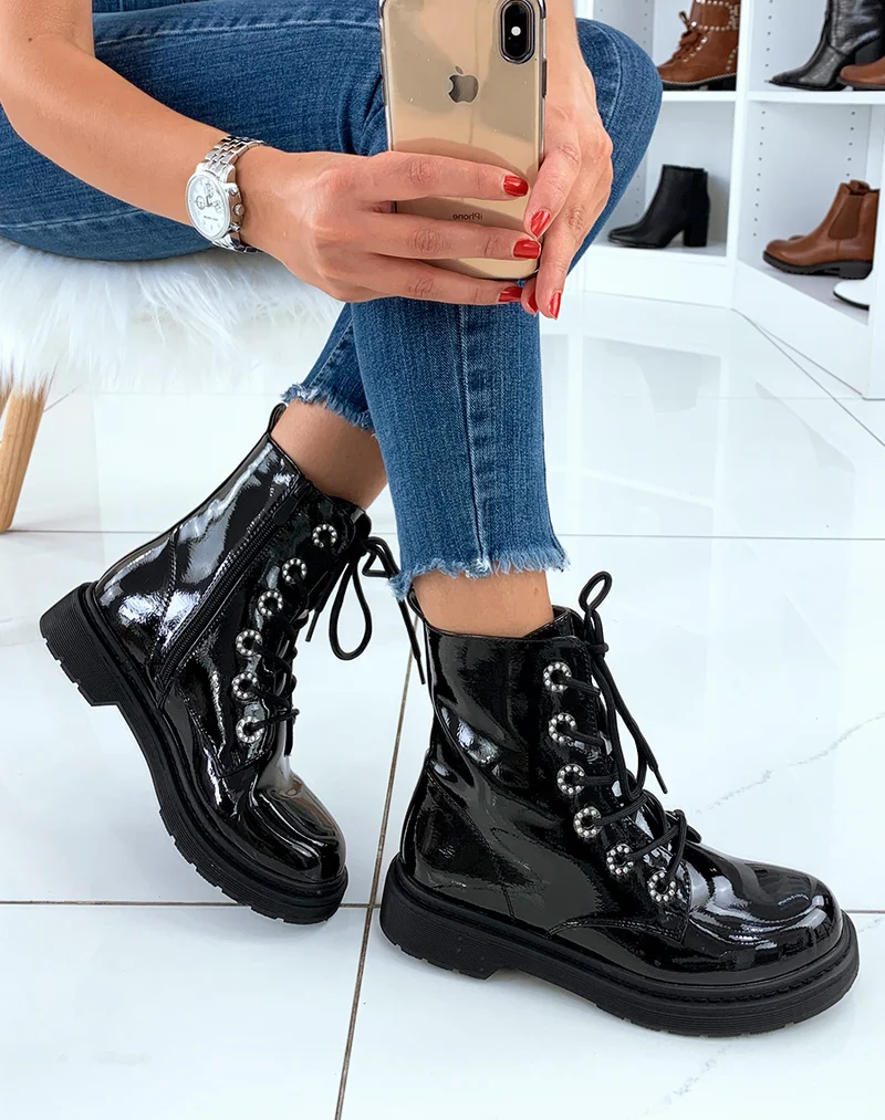 Bottines montantes vernies noires à œillets strass
