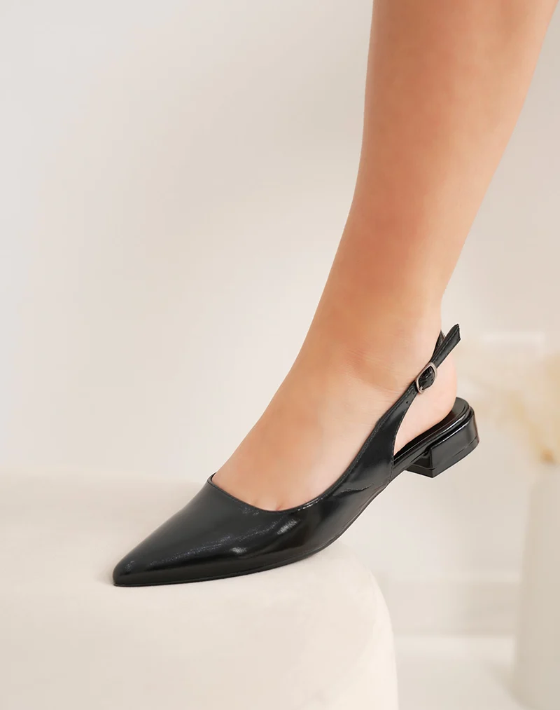 Escarpins femme noirs vernis élégants à bout pointu et bride ajustable