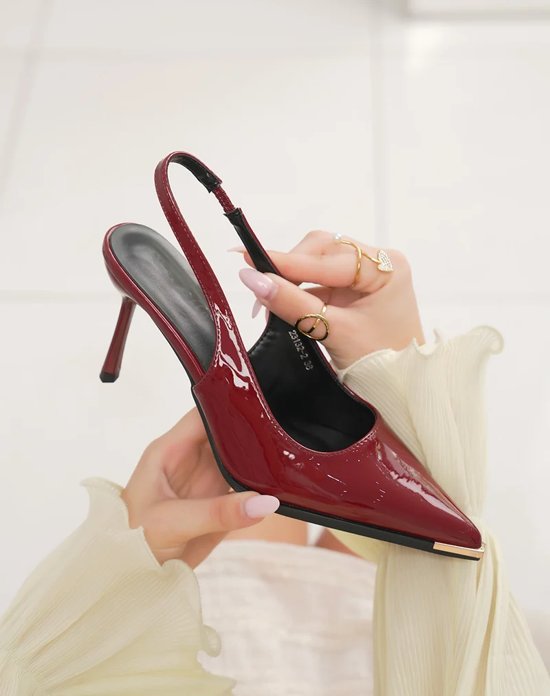 Escarpins femme bordeaux vernis à bout pointu avec bijou doré et bride arrière élégante