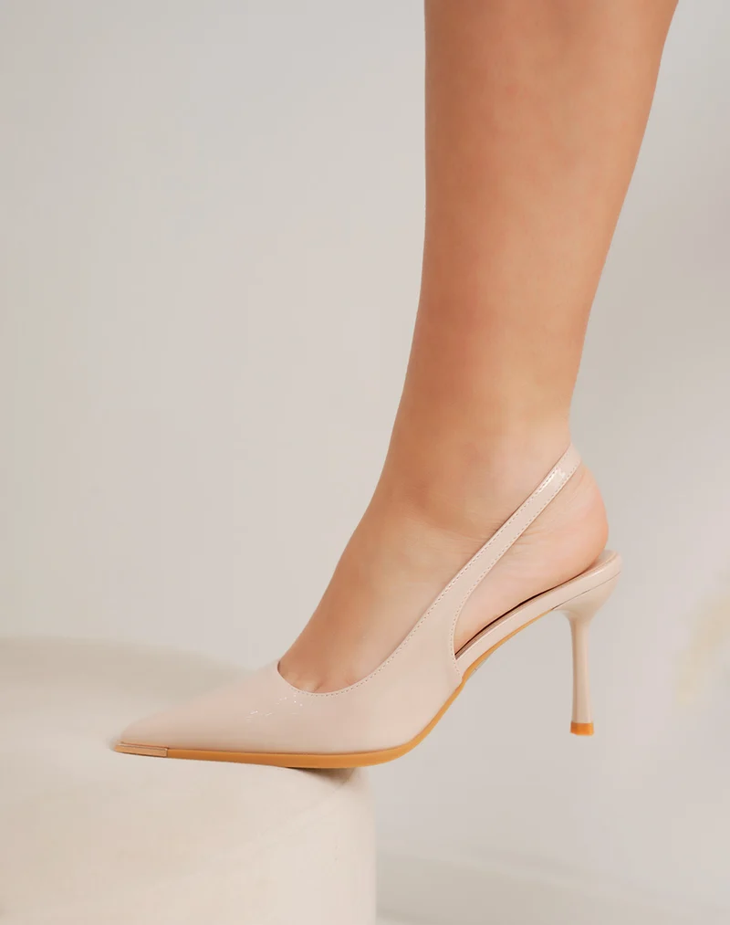 Escarpins femme beiges vernis à bout pointu avec bijou doré et bride arrière chic
