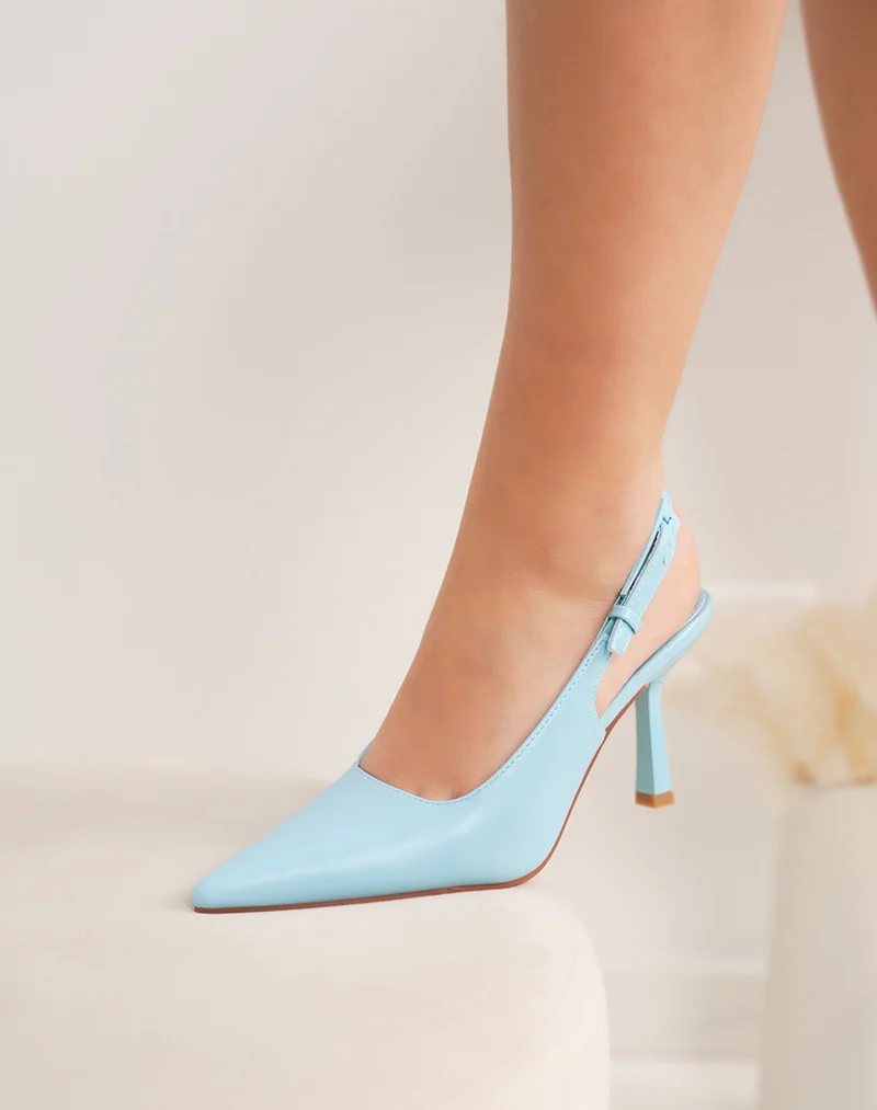 Escarpins femme bleu ciel à bout pointu avec bride arrière et talon aiguille élégant