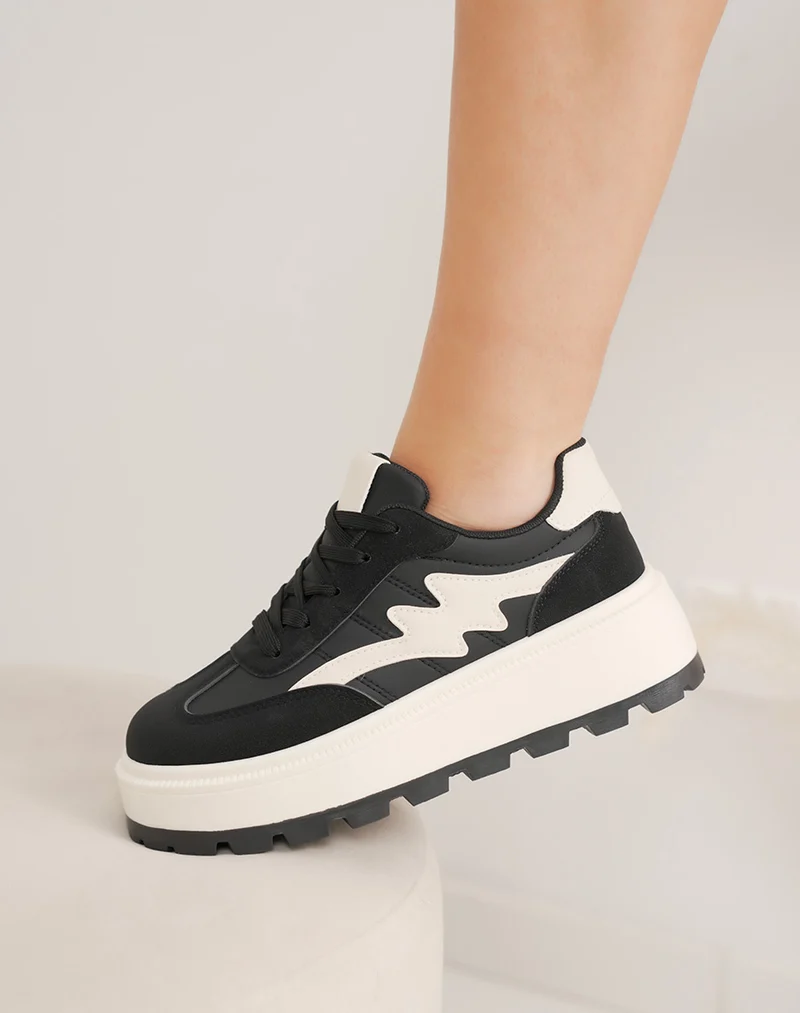 Basket femme noire en suédine avec empiècements beiges et semelle épaisse tendance
