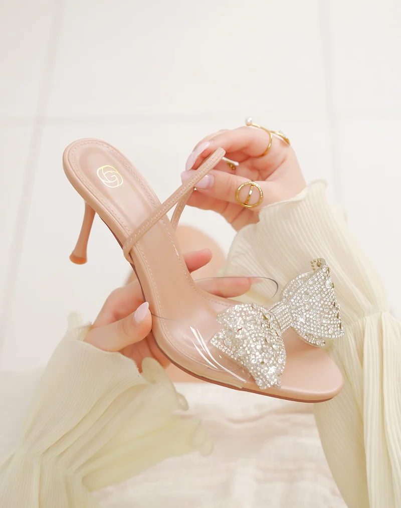 Sandales femme beige élégantes à talon aiguille et nœud à strass scintillant
