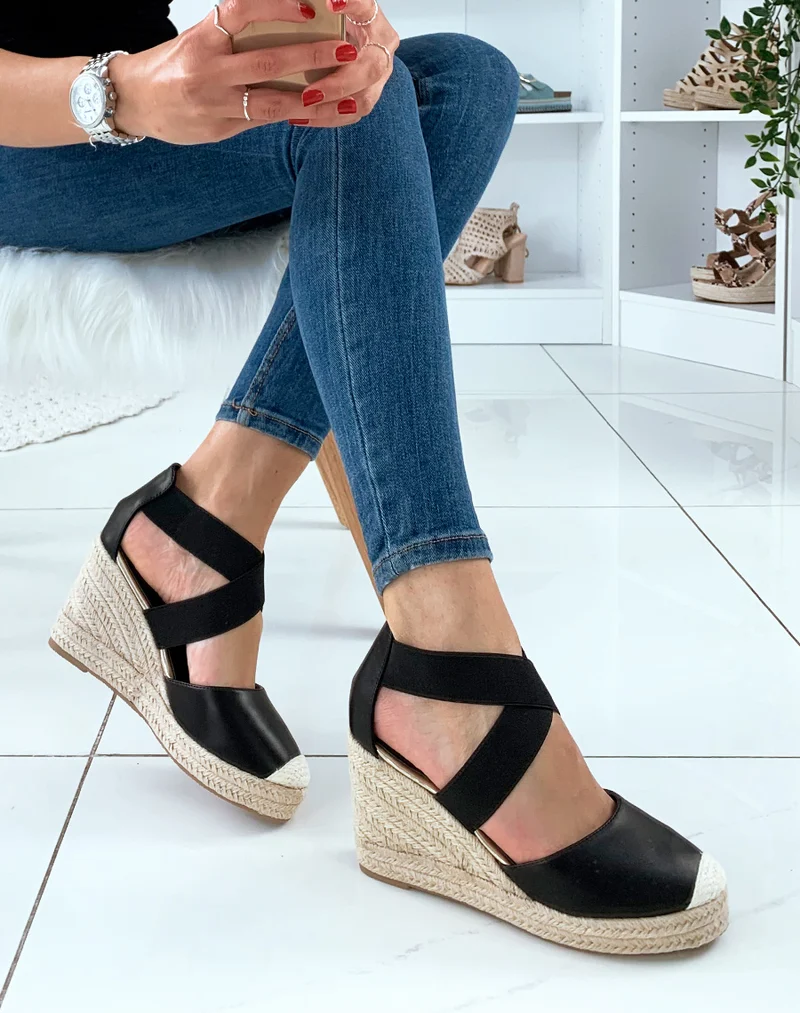 Espadrilles noires à talons compensés et à lanières croisées