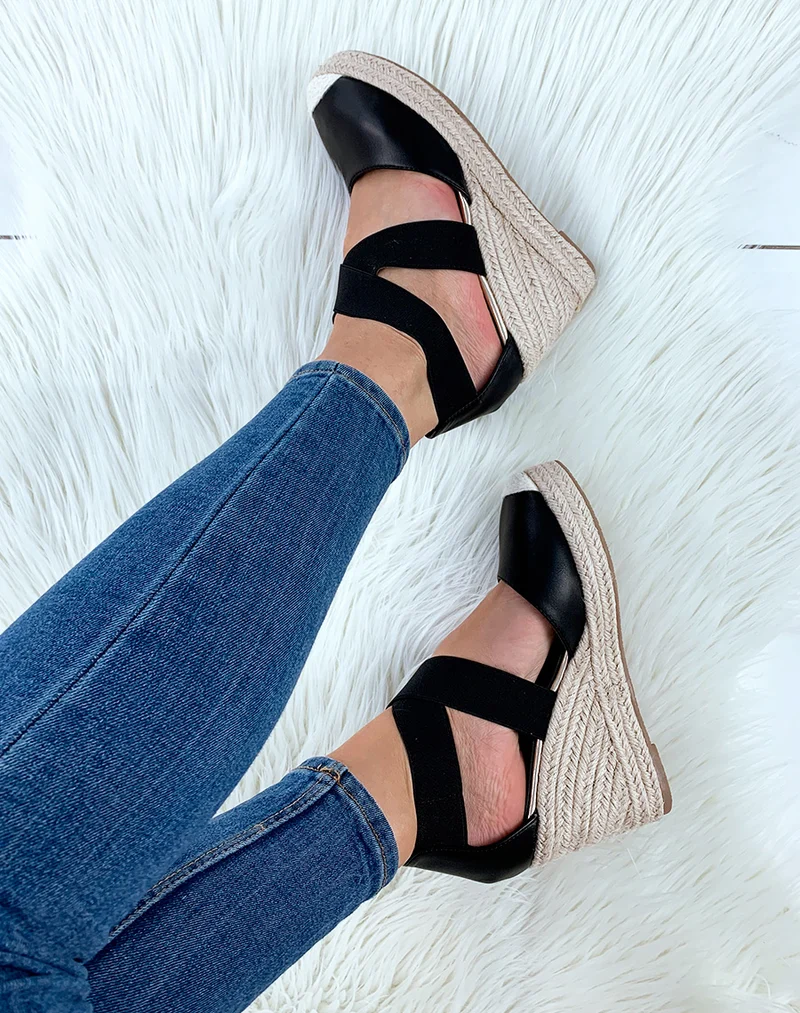 Espadrilles noires à talons compensés et à lanières croisées
