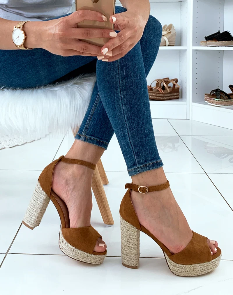 Sandales en suédine camel à talons et plateformes en corde