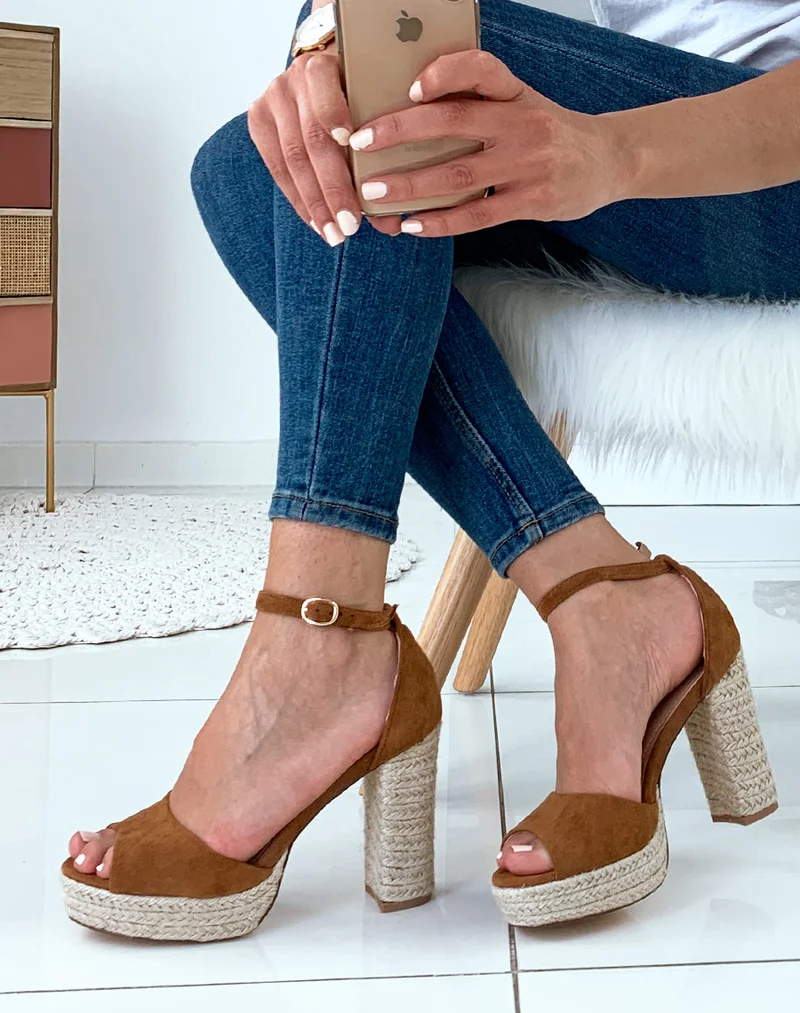 Sandales en suédine camel à talons et plateformes en corde