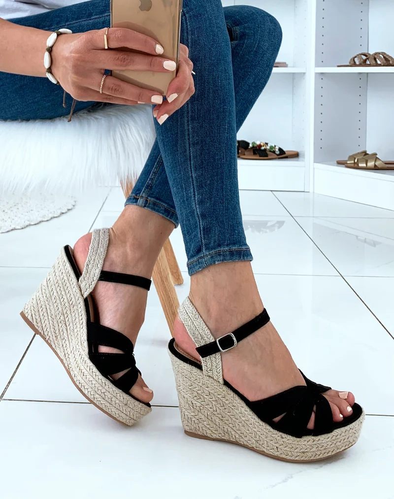 Sandales en suédine noires à talons compensés