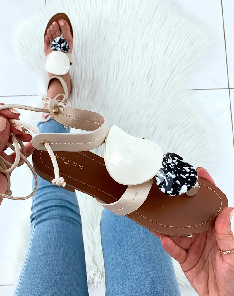 Nu-pieds beige ornés de deux empiècements à motifs