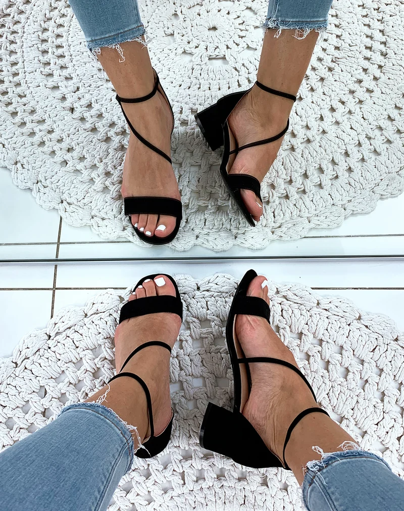 Sandales noires à talons et à lanières entrecroisées