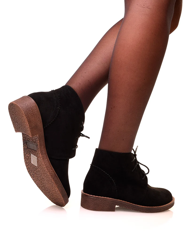 Bottines noires montantes en suédine à lacets