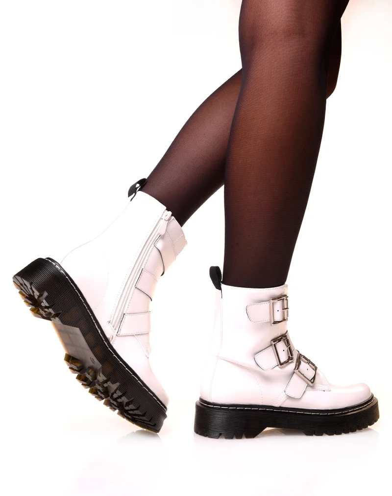 Bottines effet mate blanche à sangles ajustable