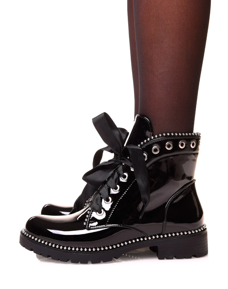 Bottines noires vernies ajourées de clous