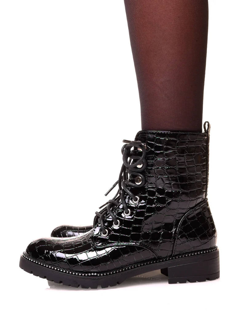 Bottines montantes noires vernies à effet croco