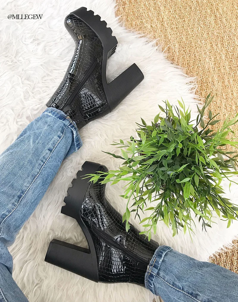 Bottines noires à talons à effet croco et à plateforme