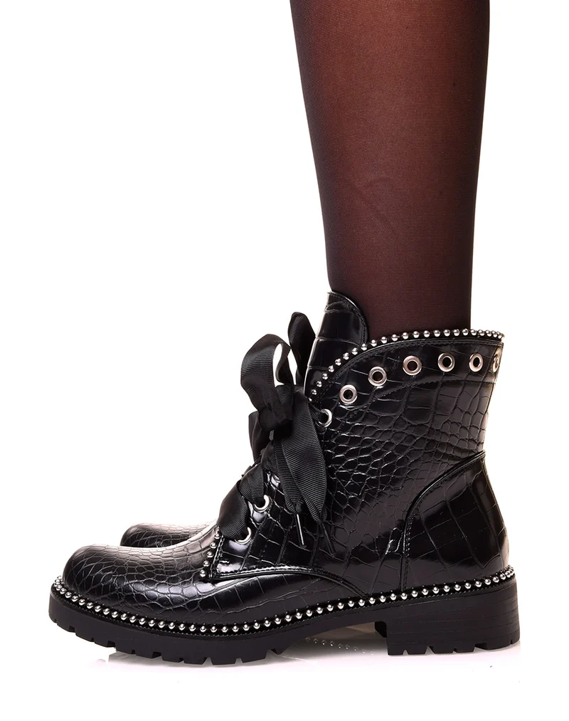 Bottines noires à effet croco ajourées de clous