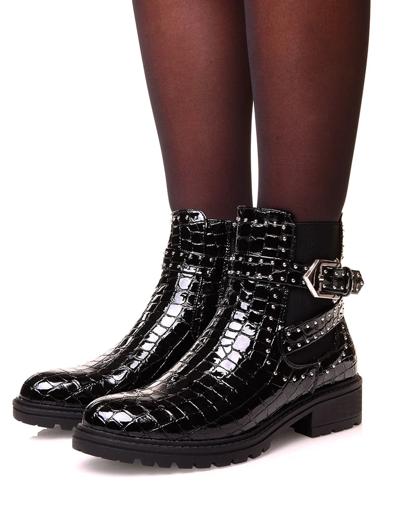 Bottines vernis noires effet croco à sangles cloutées