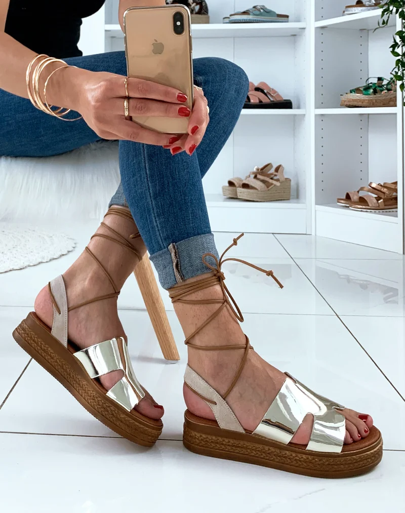 Compensée en cuir dorée effet miroir à lacets cheville