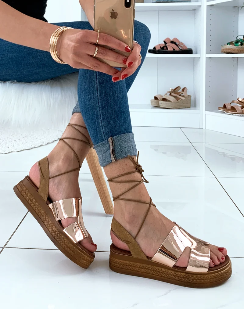 Compensée en cuir bronze effet miroir à lacets cheville