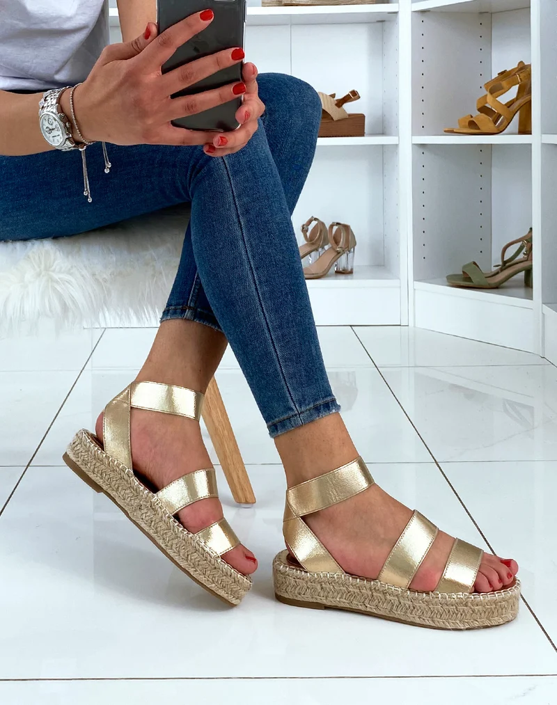 Sandales à semelles compensées et à multiples brides dorés