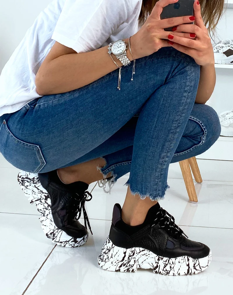 Baskets noires avec détails tâches de peinture sur la semelle