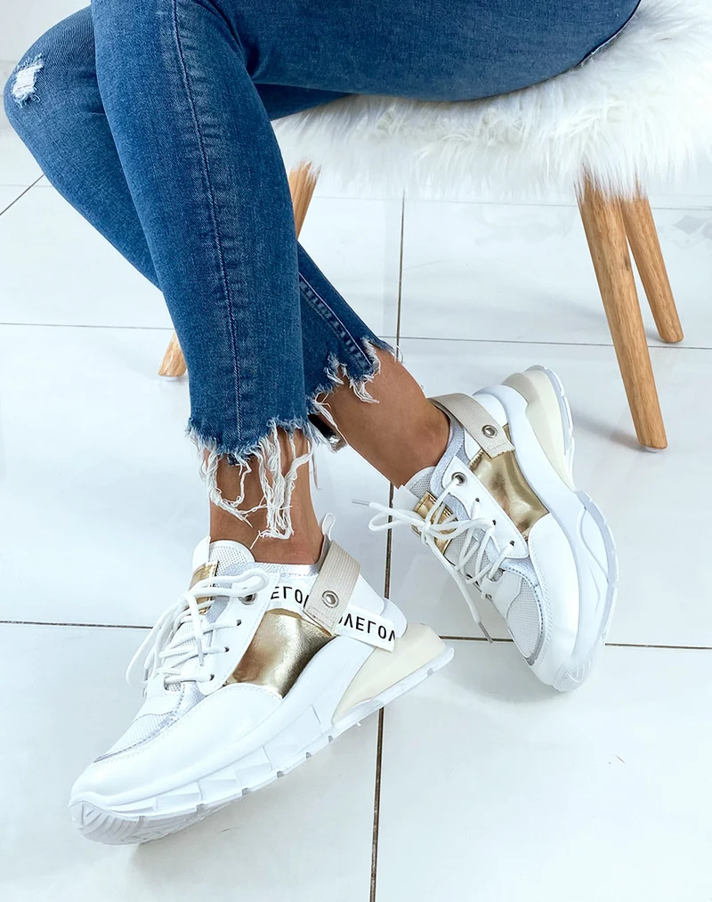 Baskets blanches à multiples empiècements et à semelle fantaisie