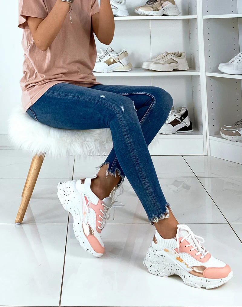 Baskets roses bi-matières à plateforme et empiècements holographiques
