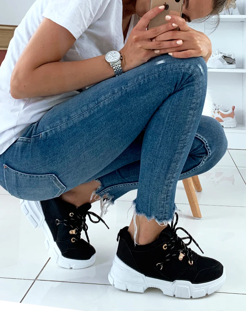 Baskets bi-matières blanches et noires à semelles compensées et à lacets fantaisies