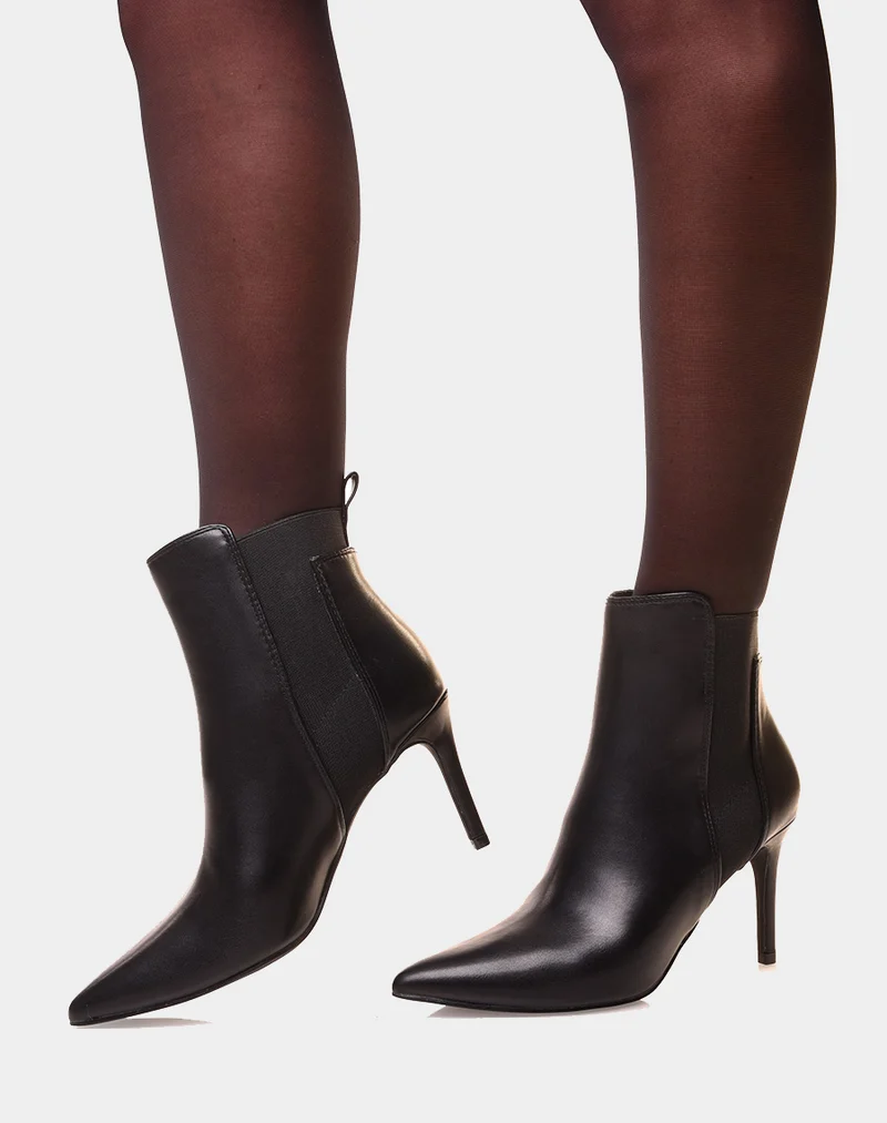 Bottines à talons aiguilles noires et à bout pointu