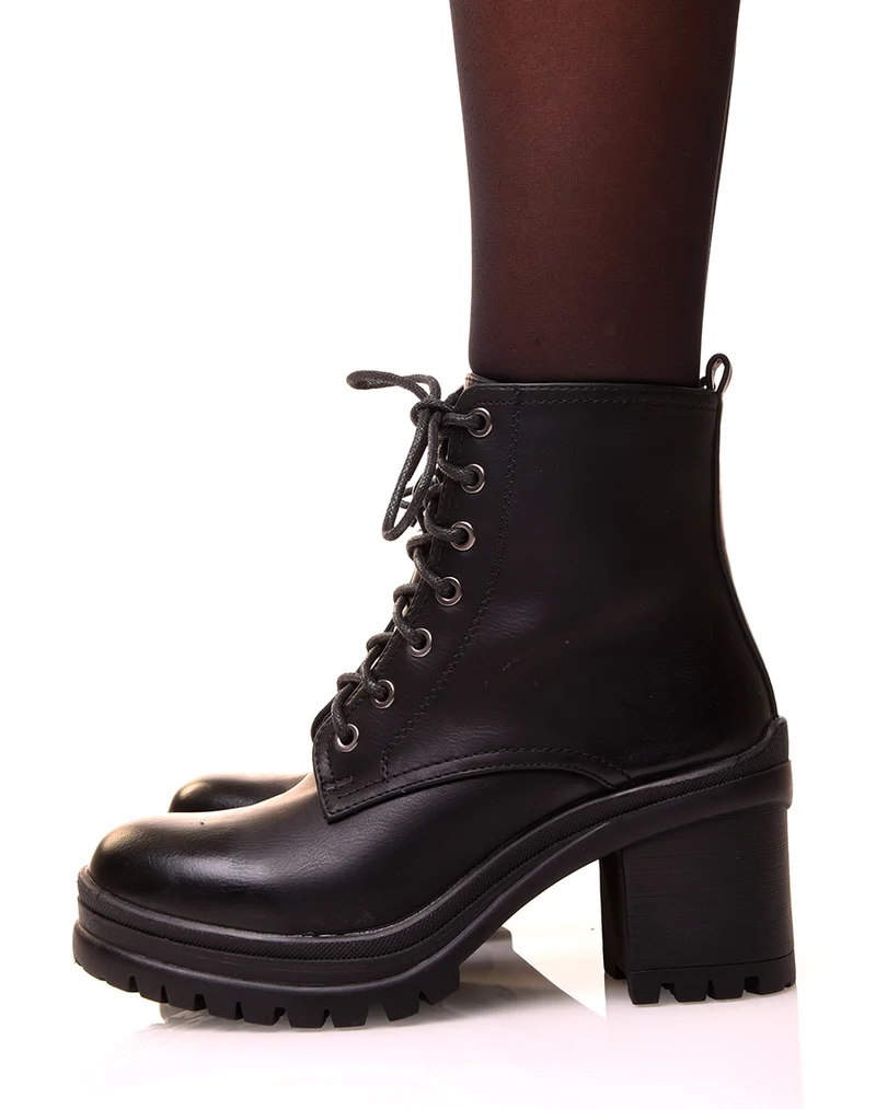 Bottines noires à talons et à lacets