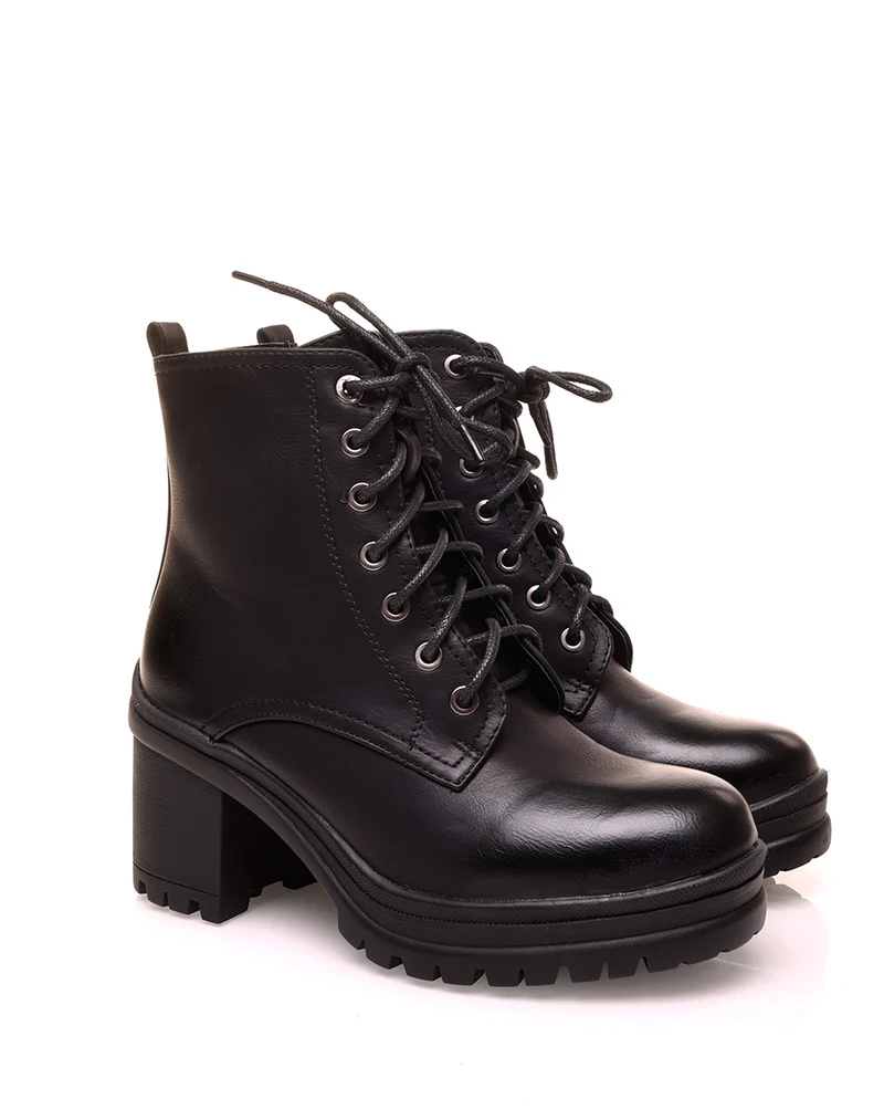 Bottines noires à talons et à lacets