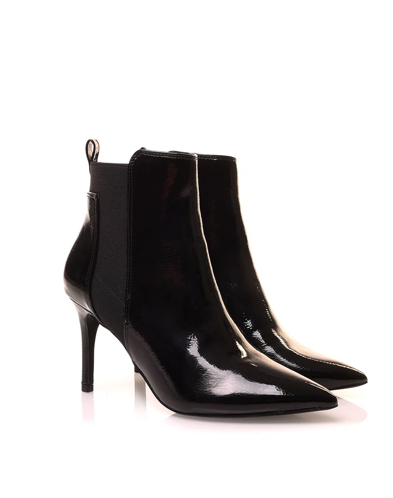 Bottines à talons aiguilles noires vernies et à bout pointu