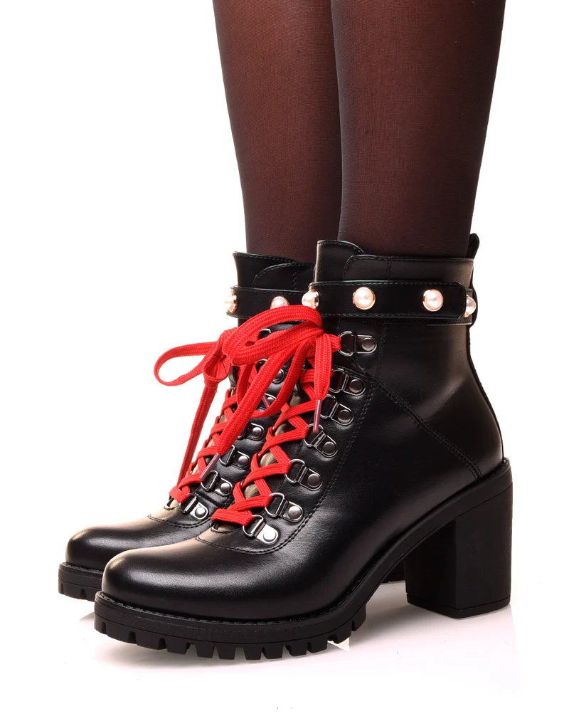Bottines noire à talon et à lacet rouge