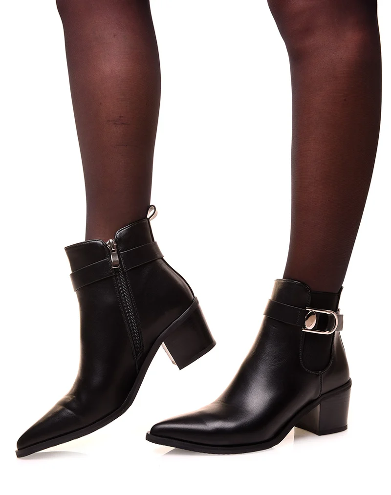 Bottines noires à talons et à bout pointu ajourées d’une boucle