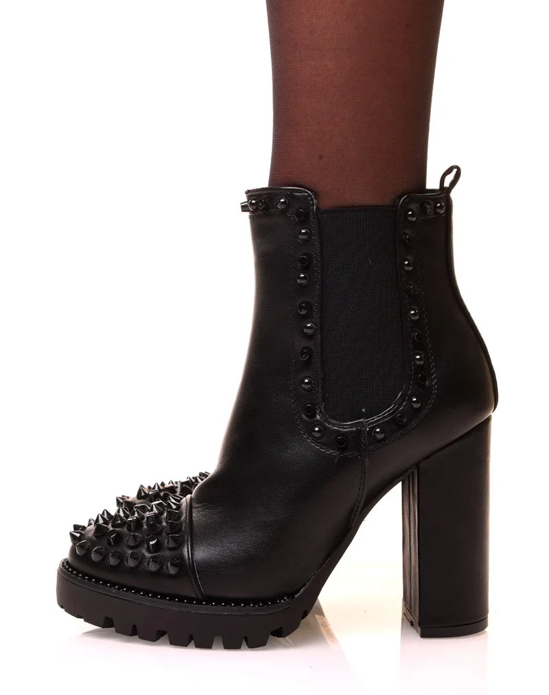 Bottines noires à talons et détails cloutés