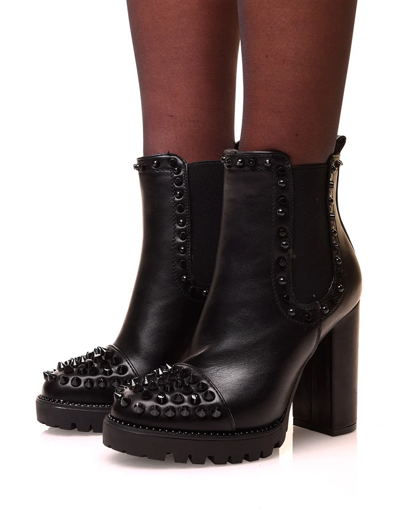 Bottines noires à talons et détails cloutés