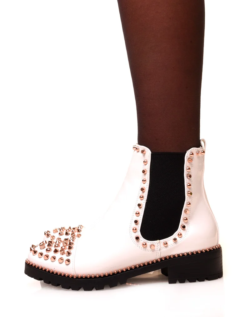 Chelsea boots blanches vernies ajourées de clous