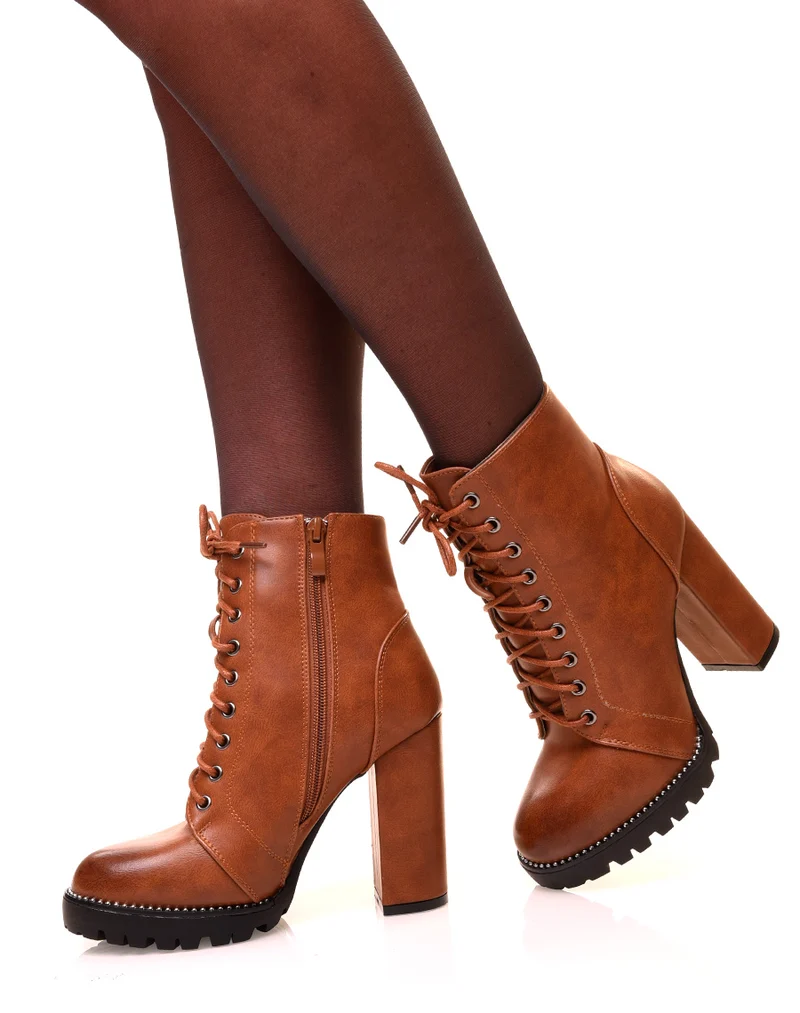 Bottines camel à talons et à détails perles