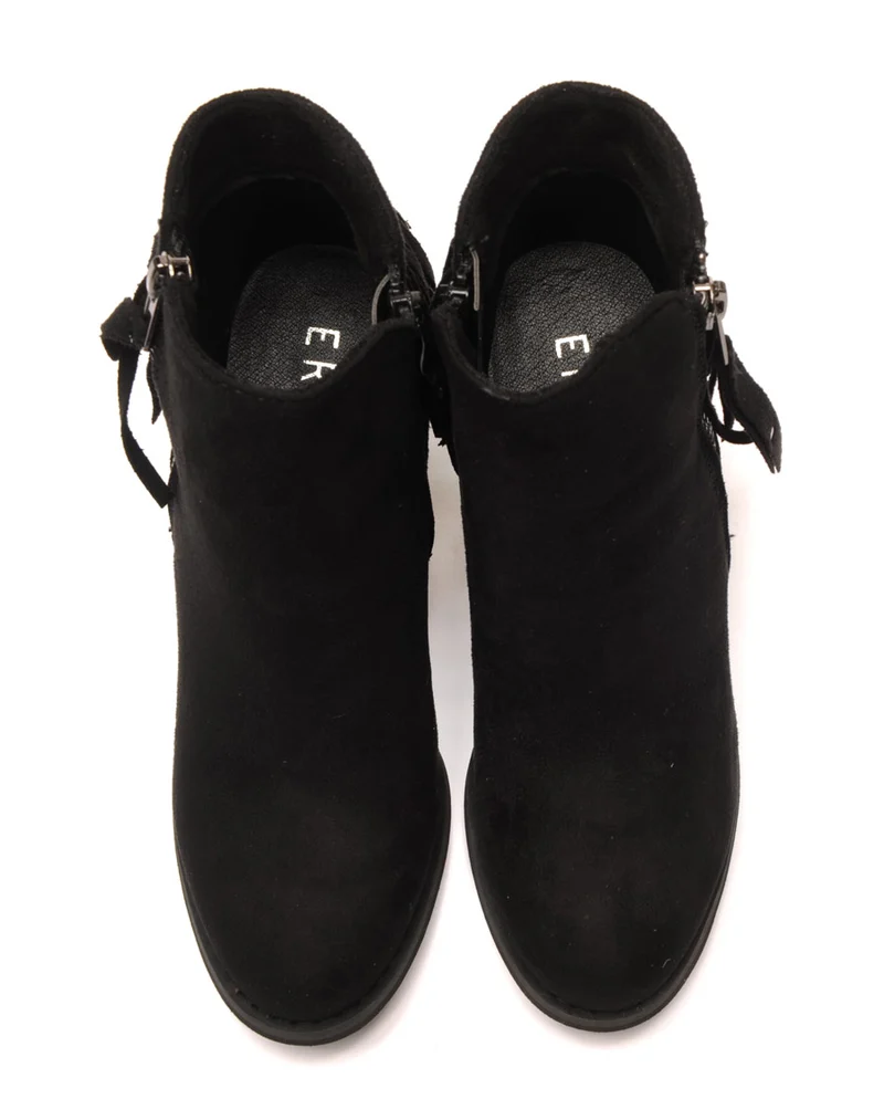 Bottines à talon noires mates avec franges