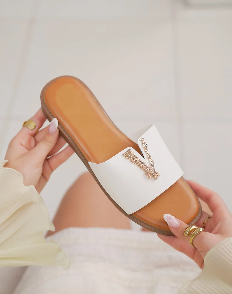 Mules femme blanches élégantes avec bride et détail doré en « V »
