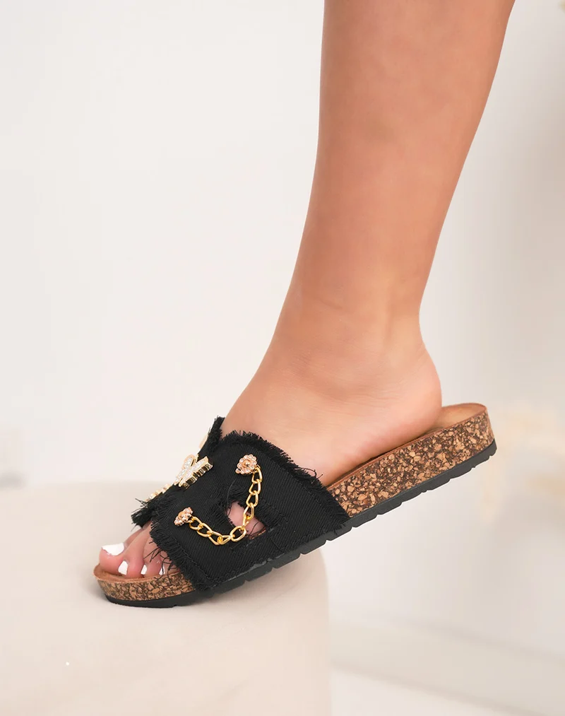 Mules femme noires tendance avec bride croisée effet déchiré et bijoux dorés fantaisie