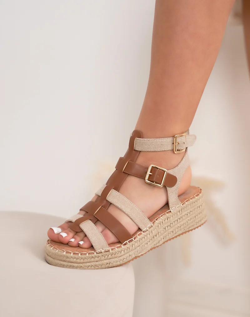 Sandales compensées femme camel tendance avec brides tissées et semelle effet corde